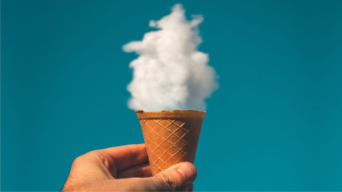 Cono de helado con nubes blancas que llamas al marketing sostenible